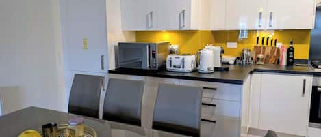 Coffee/tea maker, fridge, microwave, oven