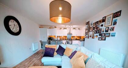 Modern 2BR Flat | Parking | Balcony | WiFi