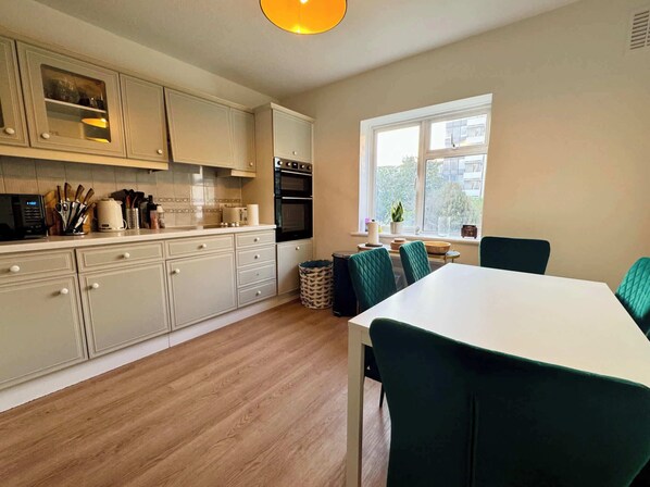 Dining - Spacious & Modern 1-Bed Flat near Ealing (Greater London)