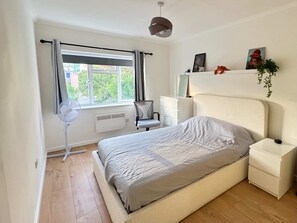 1 dormitorio, tabla de planchar con plancha, Internet y ropa de cama