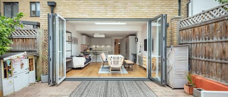 屋外ダイニングエリア