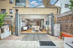 Outdoor dining - Stylish 3BD Family House, East Dulwich (Greater London)