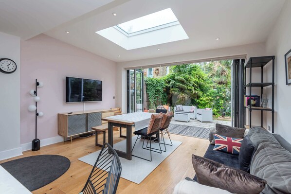 TV, offices - Stylish 3BD Family House, East Dulwich (Greater London)