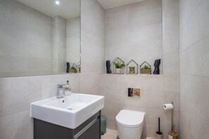 Shower, hair dryer - Stylish 3BD Family House, East Dulwich (Greater London)