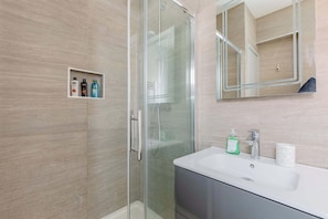 Douche, séchoir à cheveux, shampooing