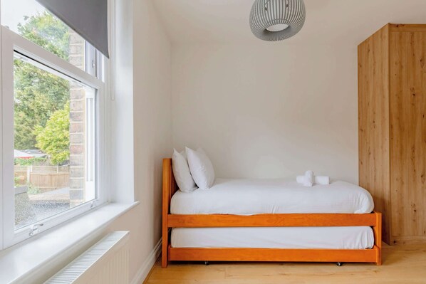 2 habitaciones, tabla de planchar con plancha, internet y ropa de cama 
