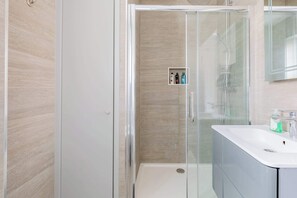 Douche, séchoir à cheveux, shampooing