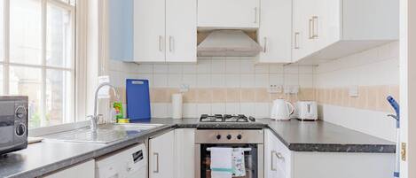 Kjøleskap, mikrobølgeovn, ovn og kokeplater