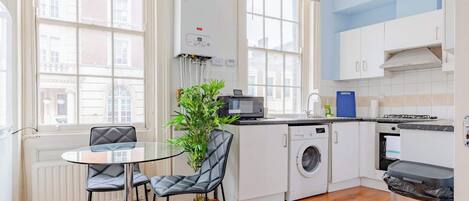 Een koelkast, een magnetron, een oven, een kookplaat