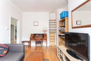 TV, offices - Delightful 2BDR Flat w Patio Elephant and Castle (Greater London)