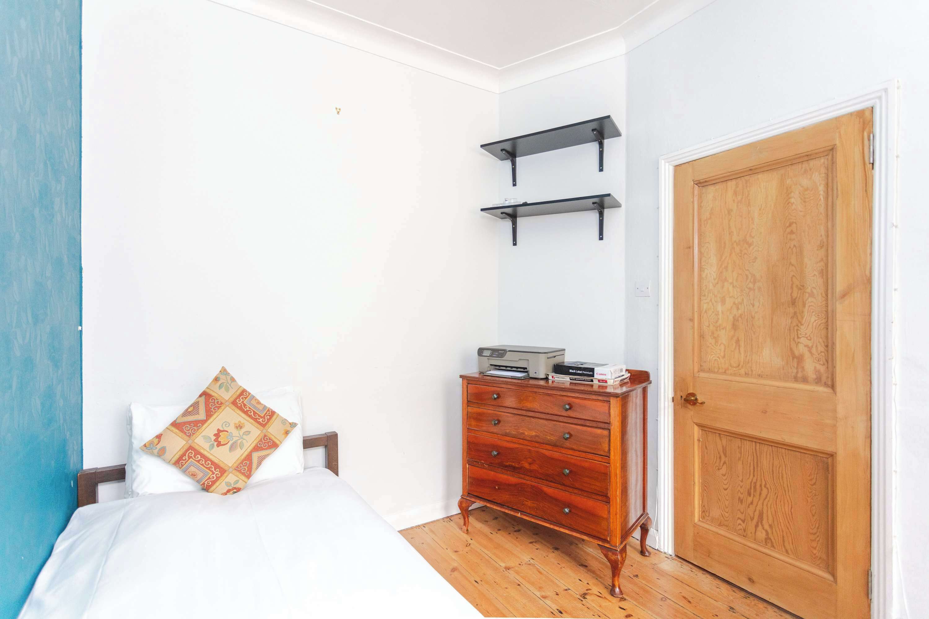 2 slaapkamers, een strijkplank/strijkijzer, internet, beddengoed