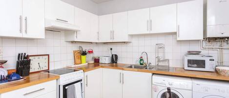 Coffee/tea maker, fridge, microwave, oven