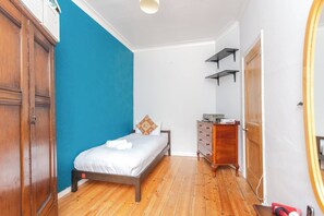 2 bedrooms, iron/ironing board, internet, bed sheets