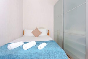 2 bedrooms, iron/ironing board, internet, bed sheets