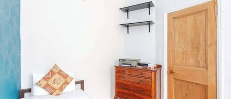 2 bedrooms, iron/ironing board, internet, bed sheets