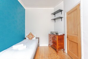 2 bedrooms, iron/ironing board, internet, bed sheets