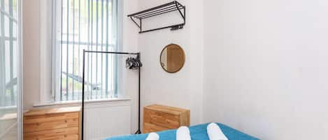 2 bedrooms, iron/ironing board, internet, bed sheets