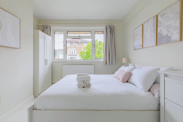 2 bedrooms, iron/ironing board, internet, bed sheets