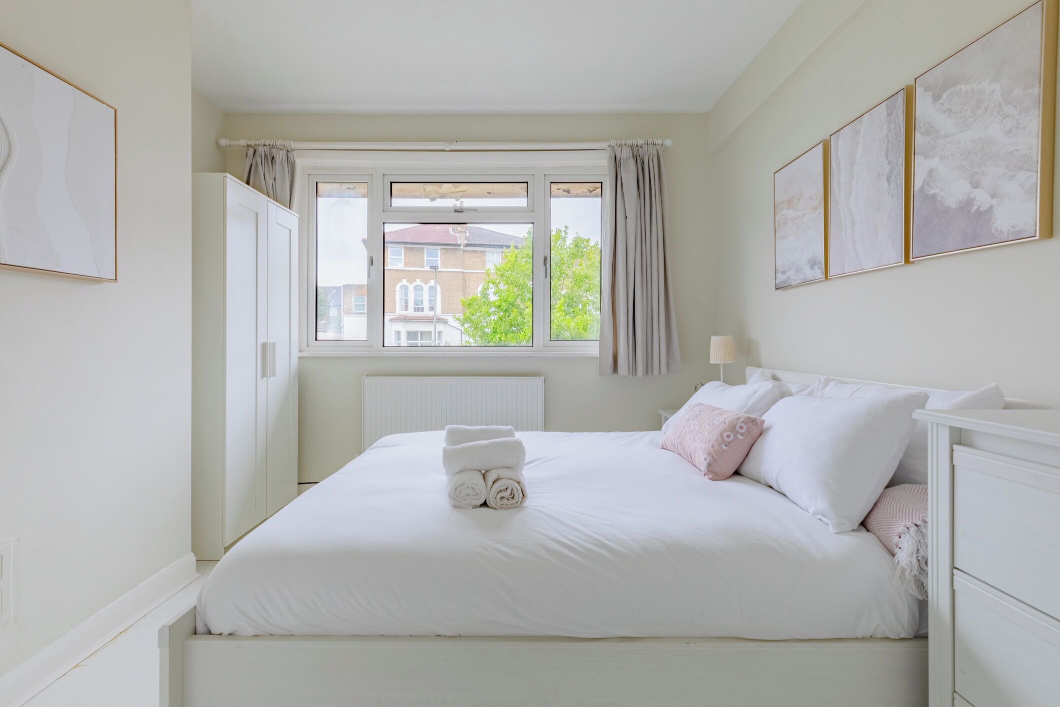 2 bedrooms, iron/ironing board, Internet, bed sheets