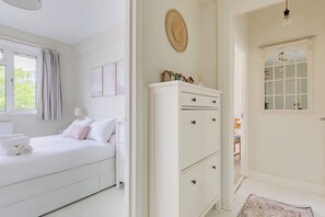 2 bedrooms, iron/ironing board, internet, bed sheets