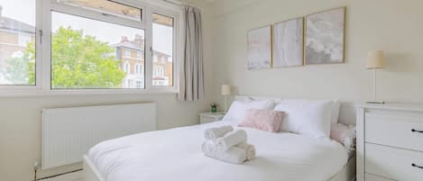 2 habitaciones, tabla de planchar con plancha, internet y ropa de cama