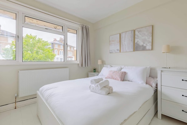 2 bedrooms, iron/ironing board, internet, bed sheets
