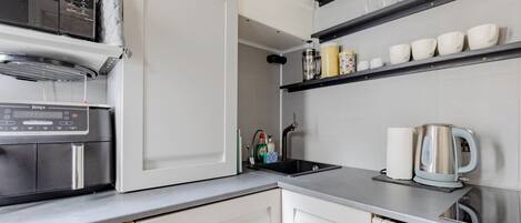 Microwave, stovetop, dishwasher, coffee/tea maker