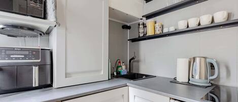 Mikrobølgeovn, kokeplater, oppvaskmaskin og kaffetrakter/tekoker