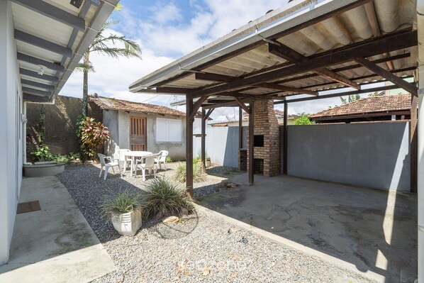 Outdoor dining - 3BR Home w/ BBQ 100m From Beach Rpr056 (Penha)