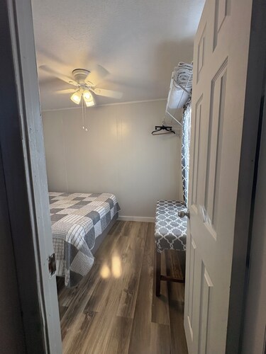 Cozy camp on private property minutes from hunting, fishing and restaurants.