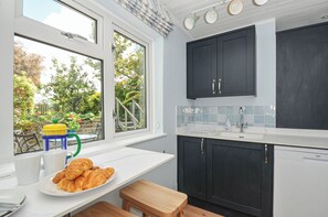 Dishwasher, cookware/dishes/utensils