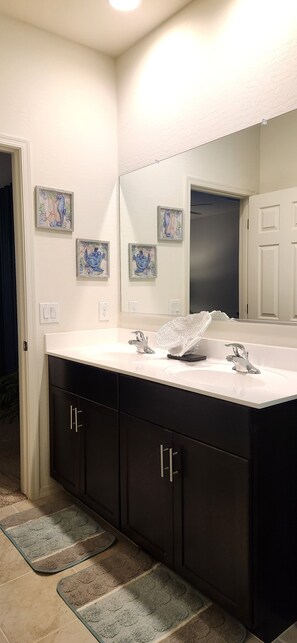 Een douche, een haardroger, handdoeken, zeep