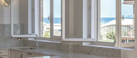 Réfrigérateur, micro-ondes, four, lave-vaisselle