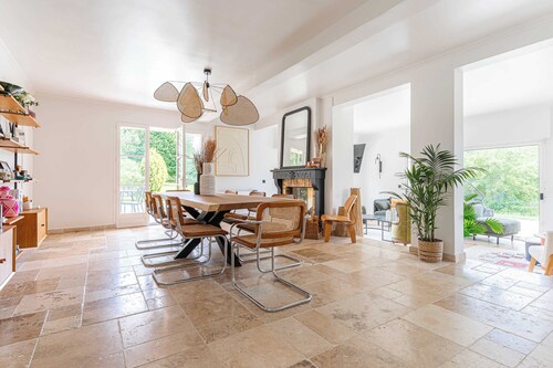Stunning house with swimming pool and padel court