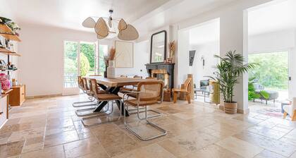 Stunning house with swimming pool and padel court
