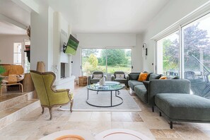 Televisio, takka, työhuone