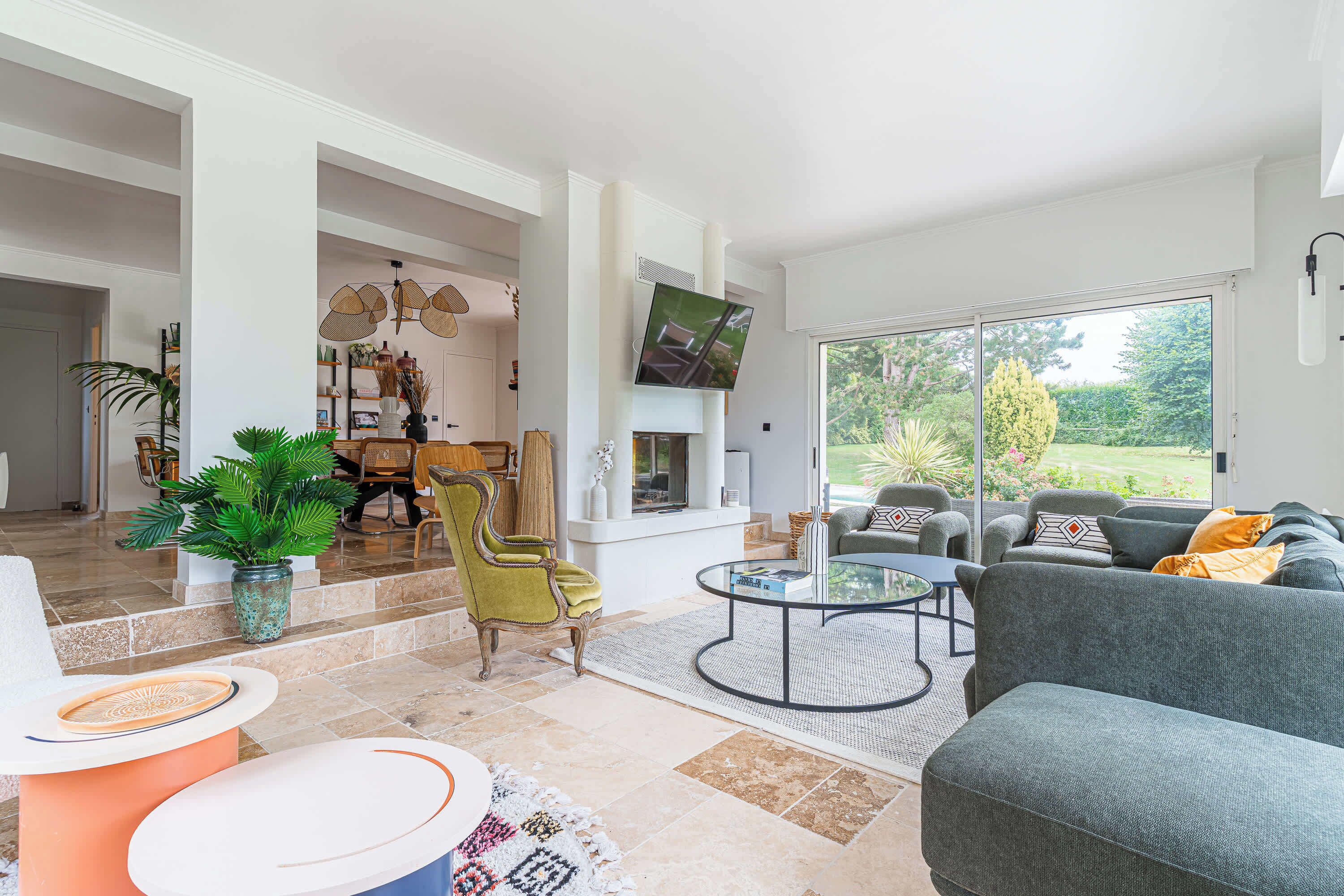 Televisión, chimenea, libros y oficina 