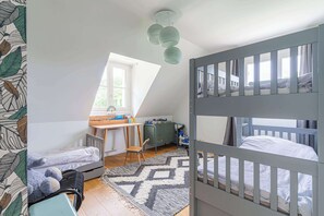 5 slaapkamers, een bureau, een strijkplank/strijkijzer, wifi