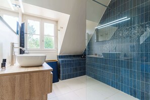 Douche, sèche-cheveux, serviettes fournies