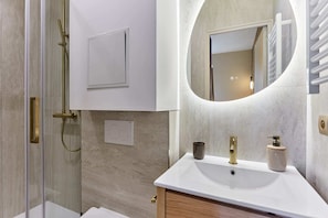 Douche, sèche-cheveux, serviettes fournies