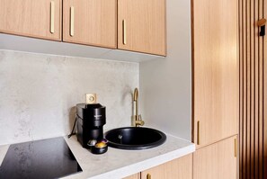 Kühlschrank, Mikrowelle, Wasserkocher mit Kaffee-/Teezubehör