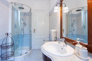Apartment | Badezimmer | Dusche, Regendusche, kostenlose Toilettenartikel, Handtücher