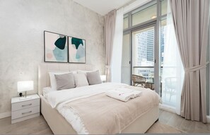 Skrivebord, strykejern/-brett, wi-fi (inkludert) og sengetøy