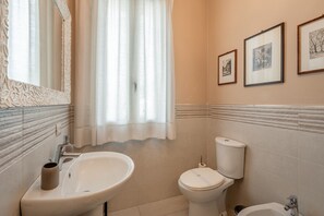Dusche, kostenlose Toilettenartikel, Haartrockner, Handtücher