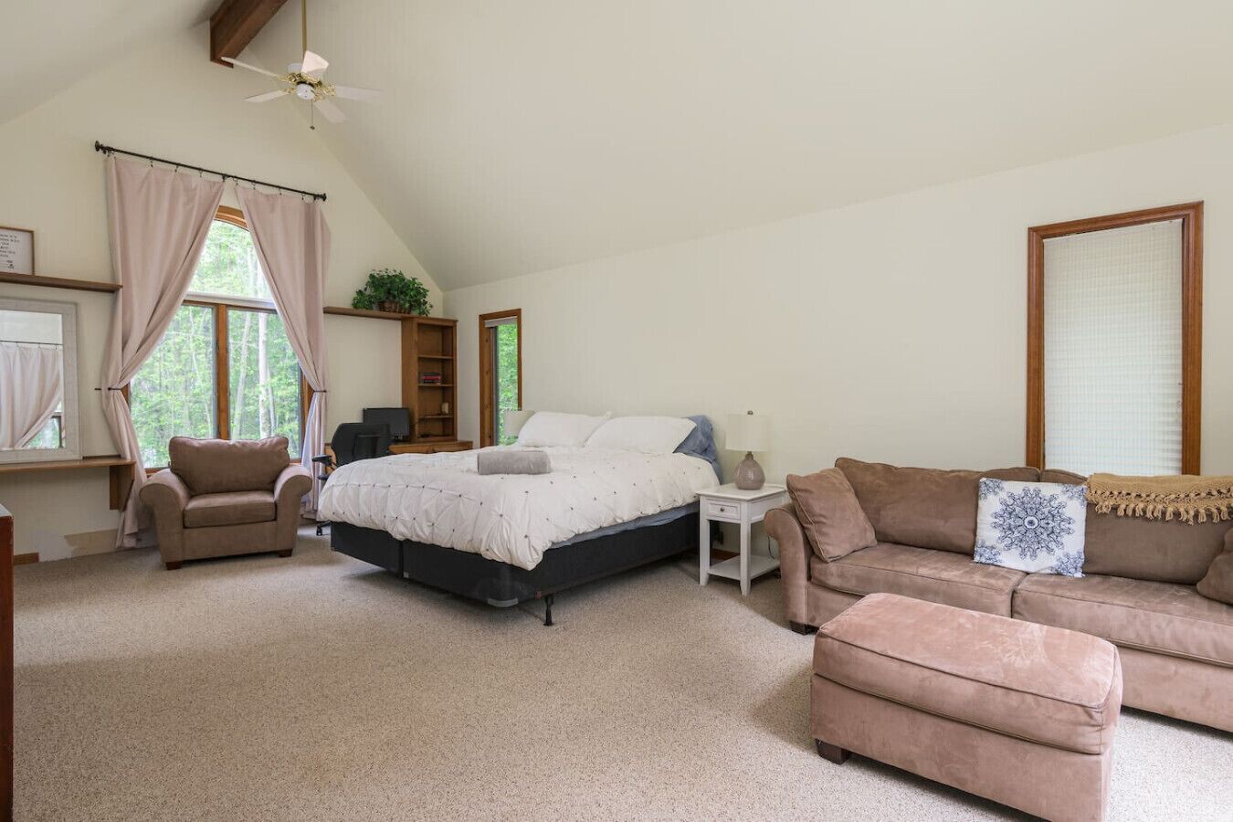 4 bedrooms, desk, iron/ironing board, travel cot