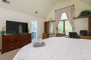 4 bedrooms, desk, WiFi, bed sheets