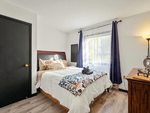 4 bedrooms, desk, iron/ironing board, free WiFi