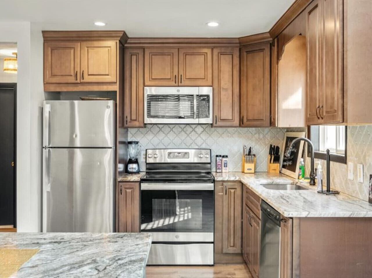 Kühlschrank, Mikrowelle, Ofen, Herdplatte