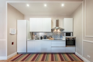 Geladeira, micro-ondas, fogão, cooktop