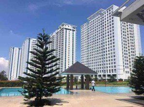 室內泳池、3 個室外泳池